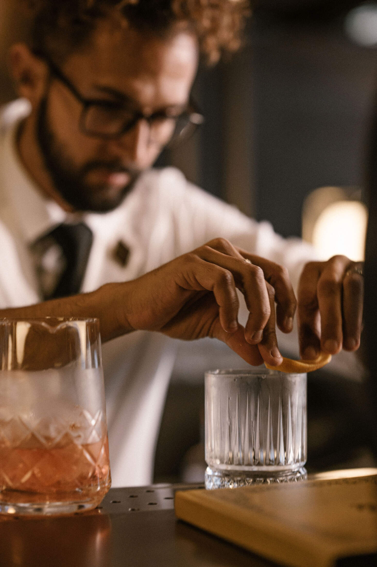 Bartender creert cocktail