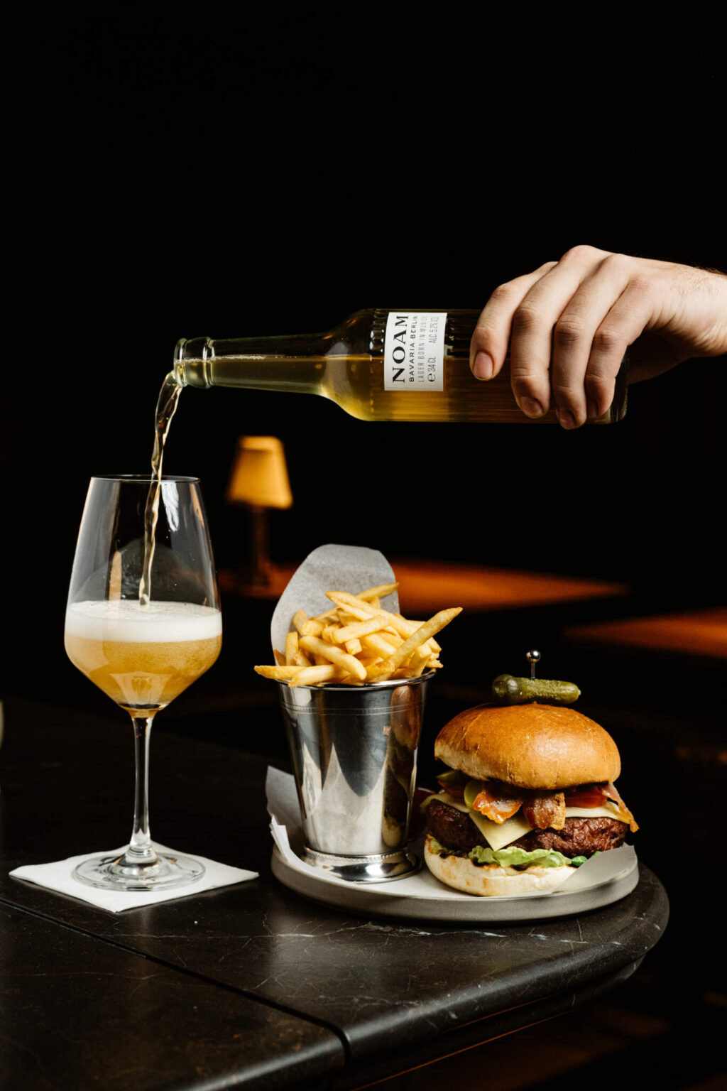 Founders Bar Burger met friet en bier