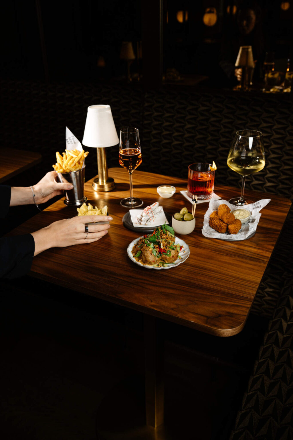 Cocktails en bites aan de bar bij Founders Bar