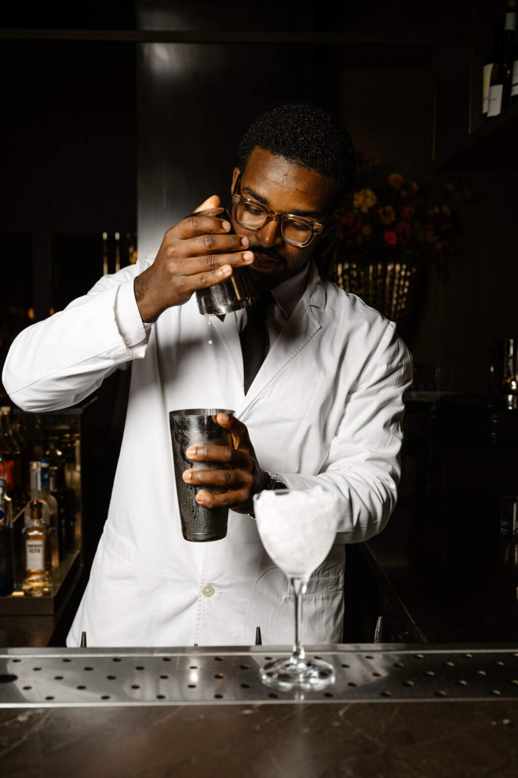 Bartender aan het werk achter de bar bij Founders Bar