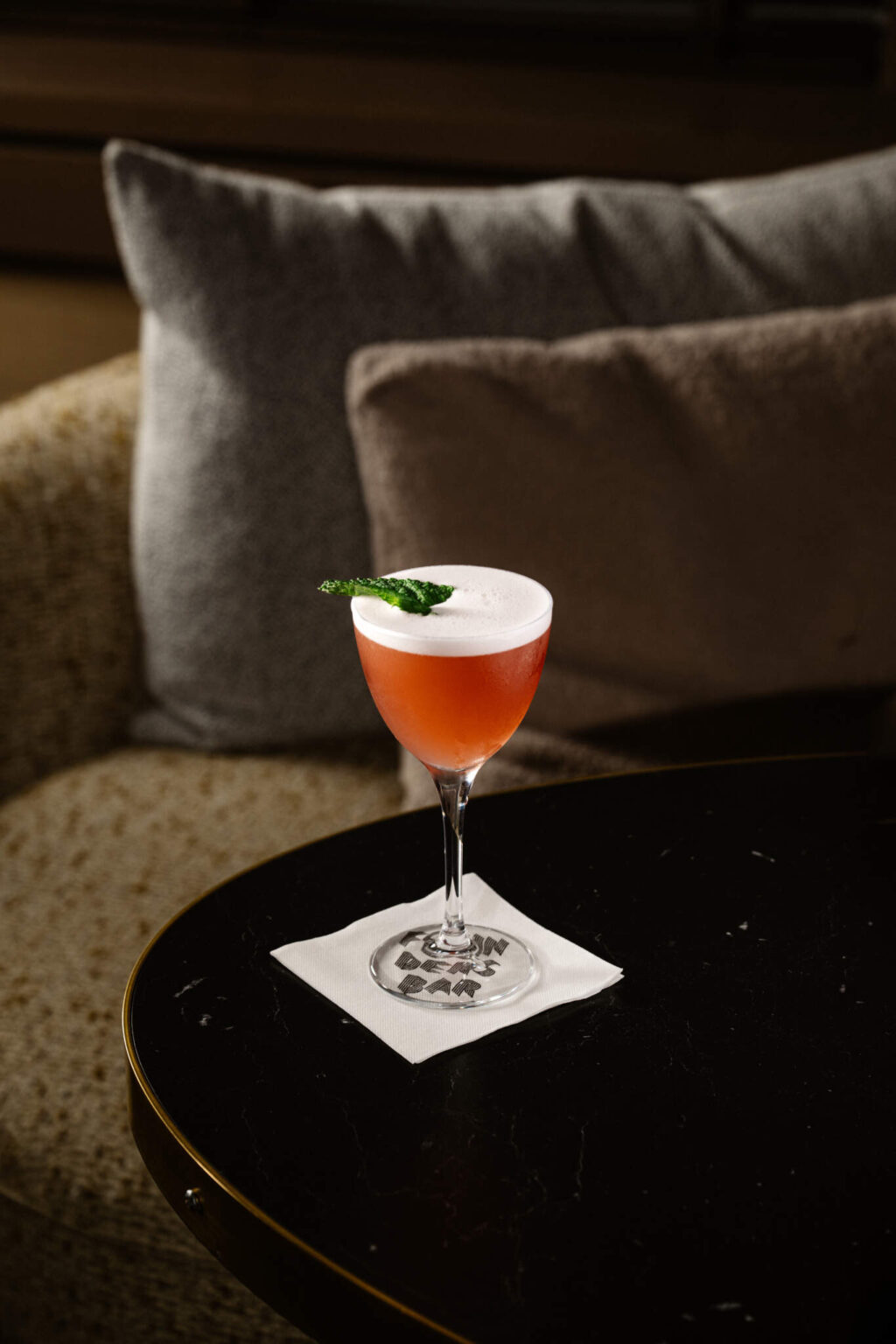 Cocktail geserveerd bij Founders Bar