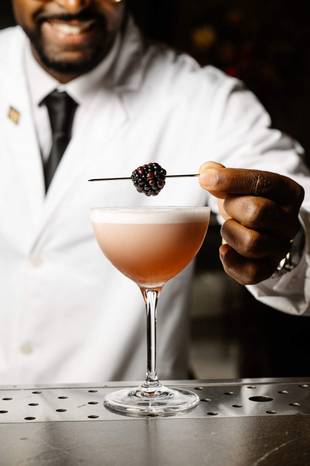 Bartender bereidt een klassieke cocktail bij Founders Bar