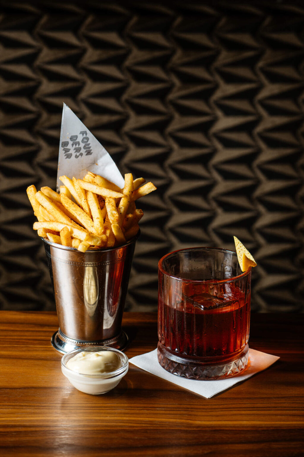 Friet en klassieke cocktail bij Founders Bar